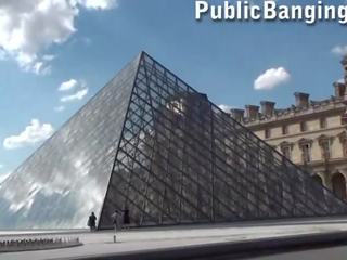 Louvre museum publike grup seks treshe
