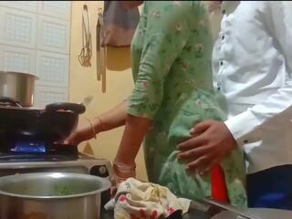 Intialainen groovy vaimo sai perseestä kun taas cooking sisään keittiö