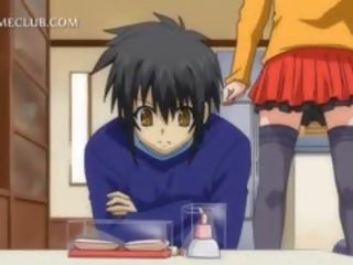 Tenårings anime søta checking henne pupper i den speil